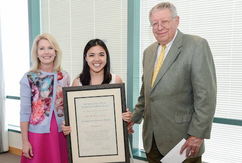 Xiaoxiao Li receives the Ida Green Award from Kathleen M. Gibson and Rusty Reid.