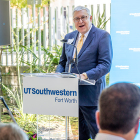 CPRIT honors UTSW’s Argenbright with Texans Conquer Cancer Award