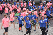 UTSW walkers mingle with other Heart Walk teams.