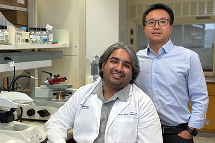 Two scientists in a UTSW lab.
