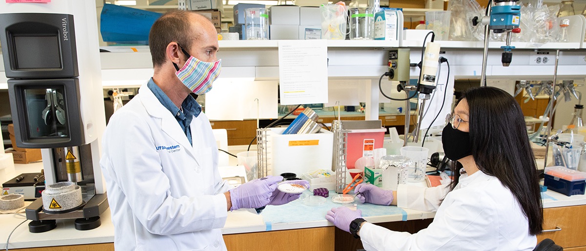 Drs. Ryan Hibbs and Jeong Joo Kim prepare samples for their cryo-electron microscopy experiments.