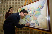 Toan Nguyen, Diagnostic Radiology at UTSW, pinning his match location to the US map, while Tran Nguyen, Internal Medicine at UTSW, looks on.