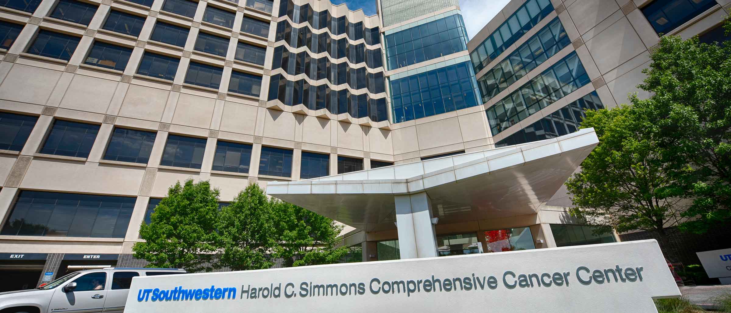 Large building with windows, sign out front that says UT Southwestern