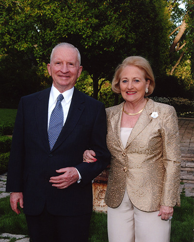 Ross and Margot Perot with arms clasped