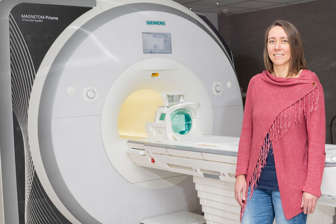 Dr. Henning in front of the 7T MRI machine
