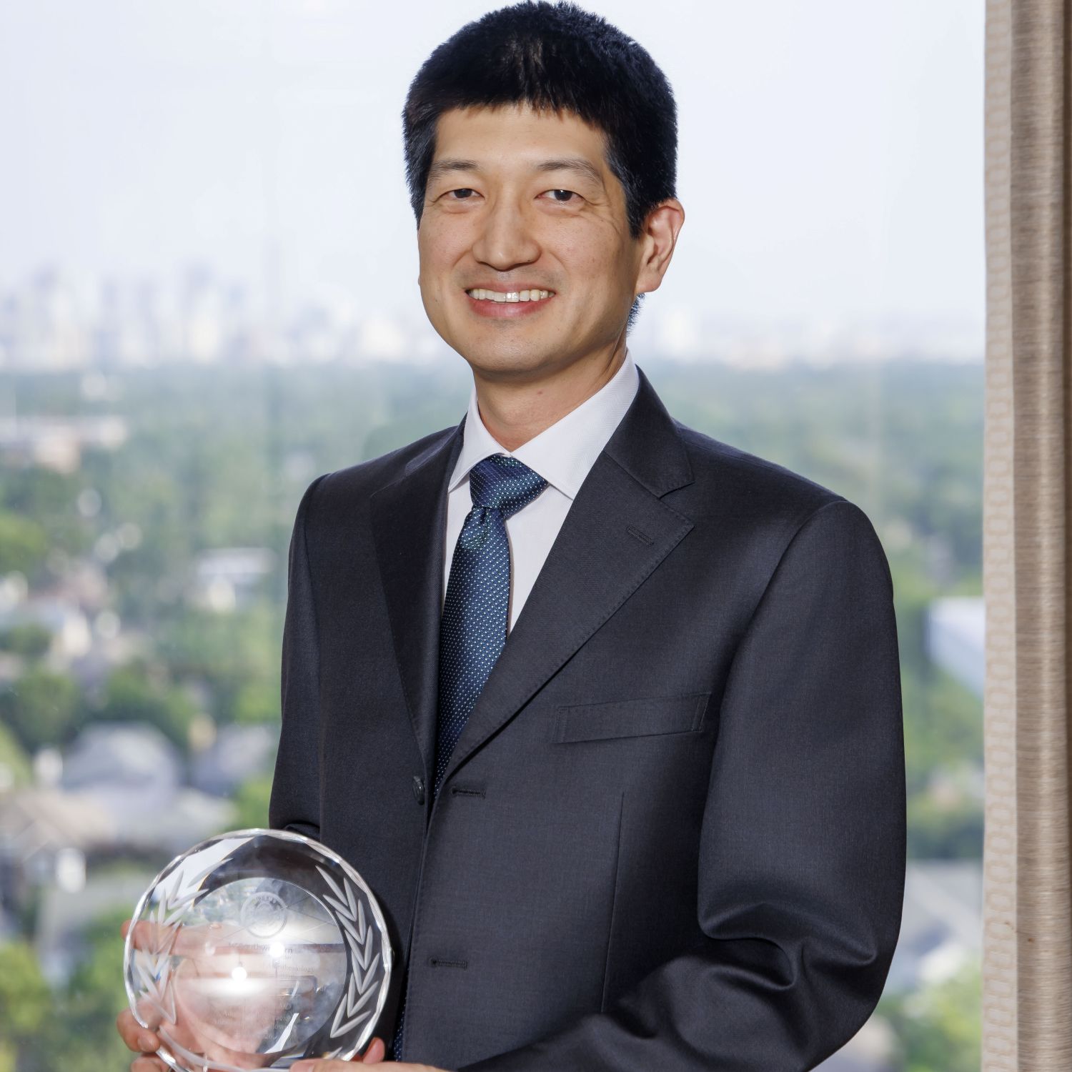 Daisuke Nonaka, M.D. holding award
