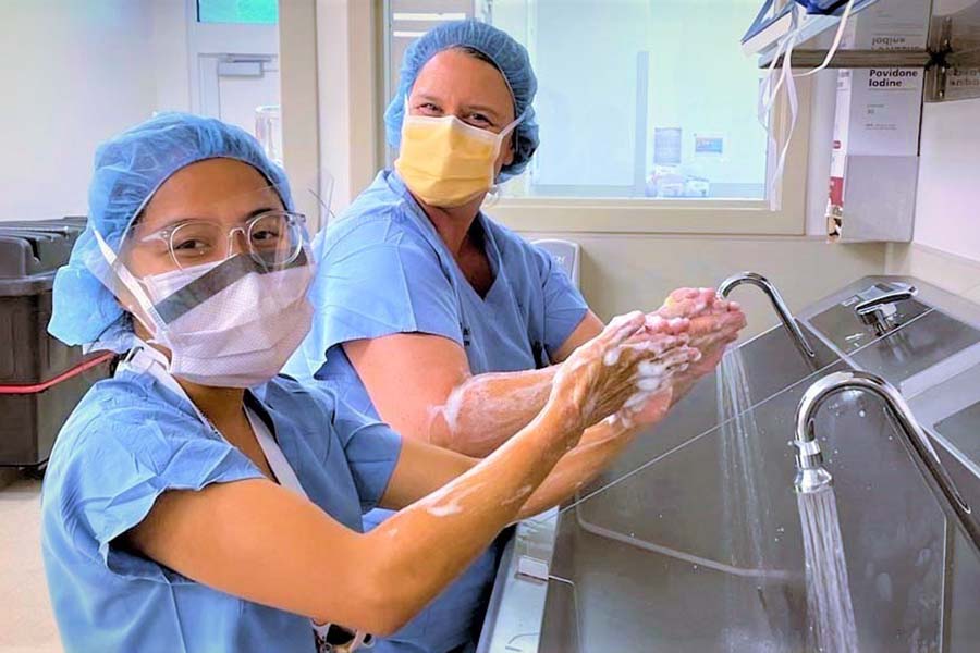 Residents surgical scrub sink