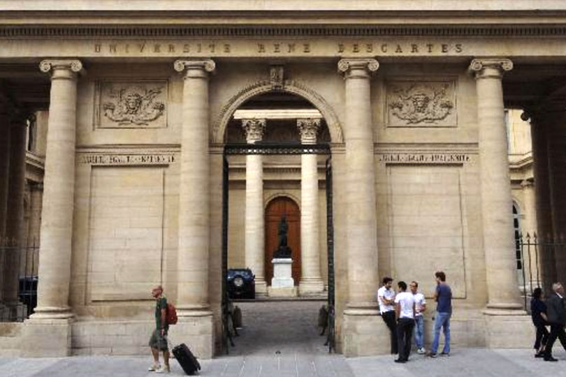 A gate at Université Paris Descartes with pillars in front