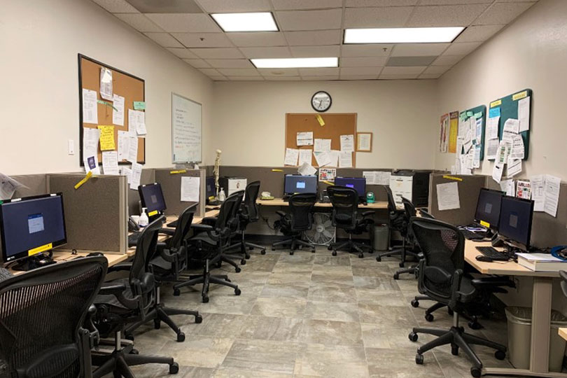 A rounding room at Parkland filled with desks, monitors, and chairs