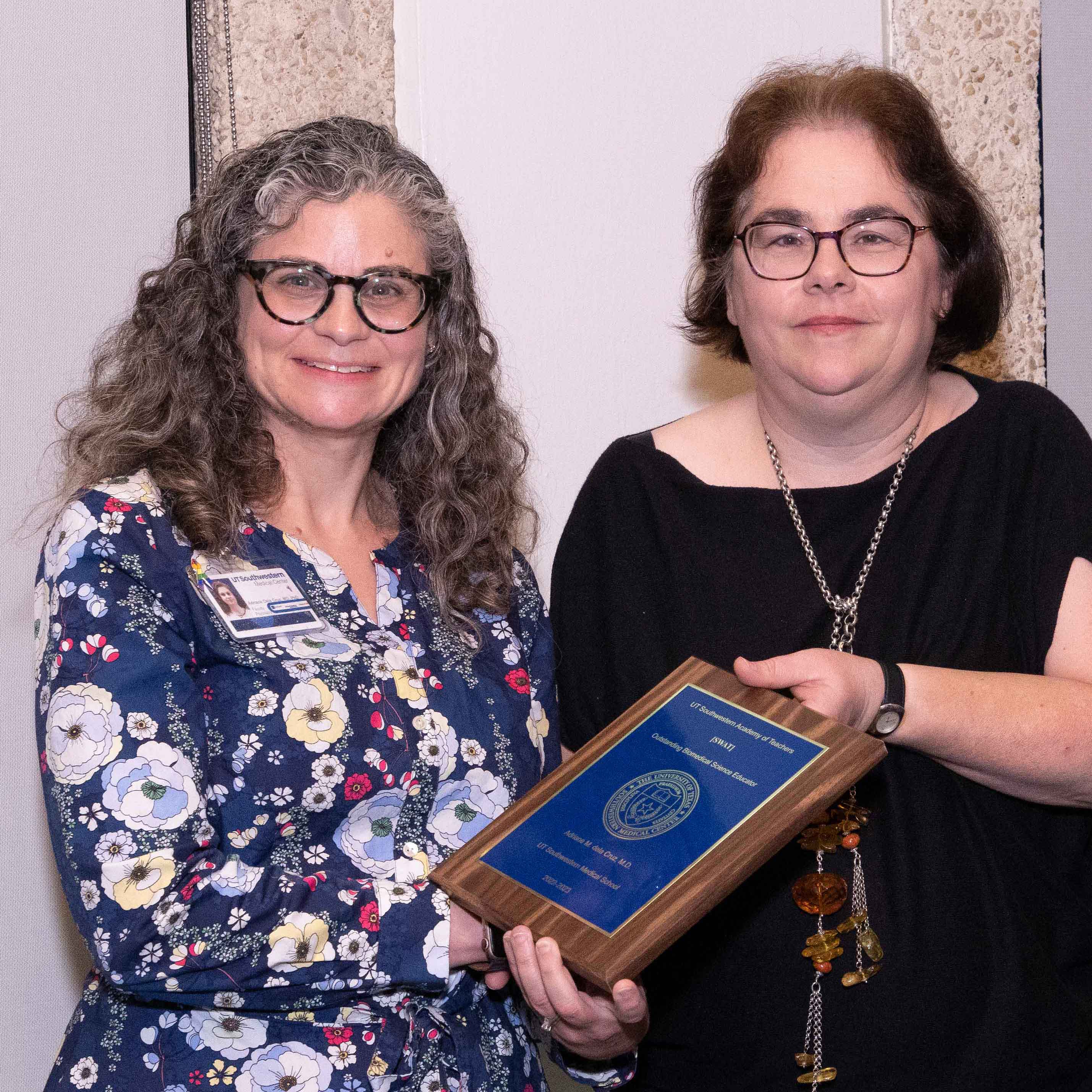 Dr. dela Cruz receiving award