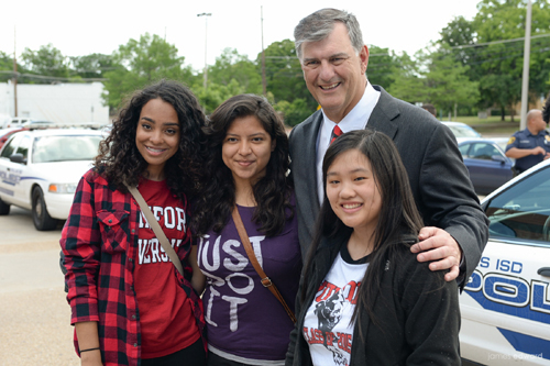 Former Dallas Mayor Mike Rawlings with three high school girls