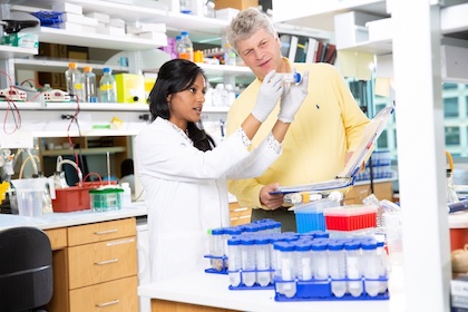 Drs. Ashwathi Sarayu Mohan (left) and Gaudenz Danuser